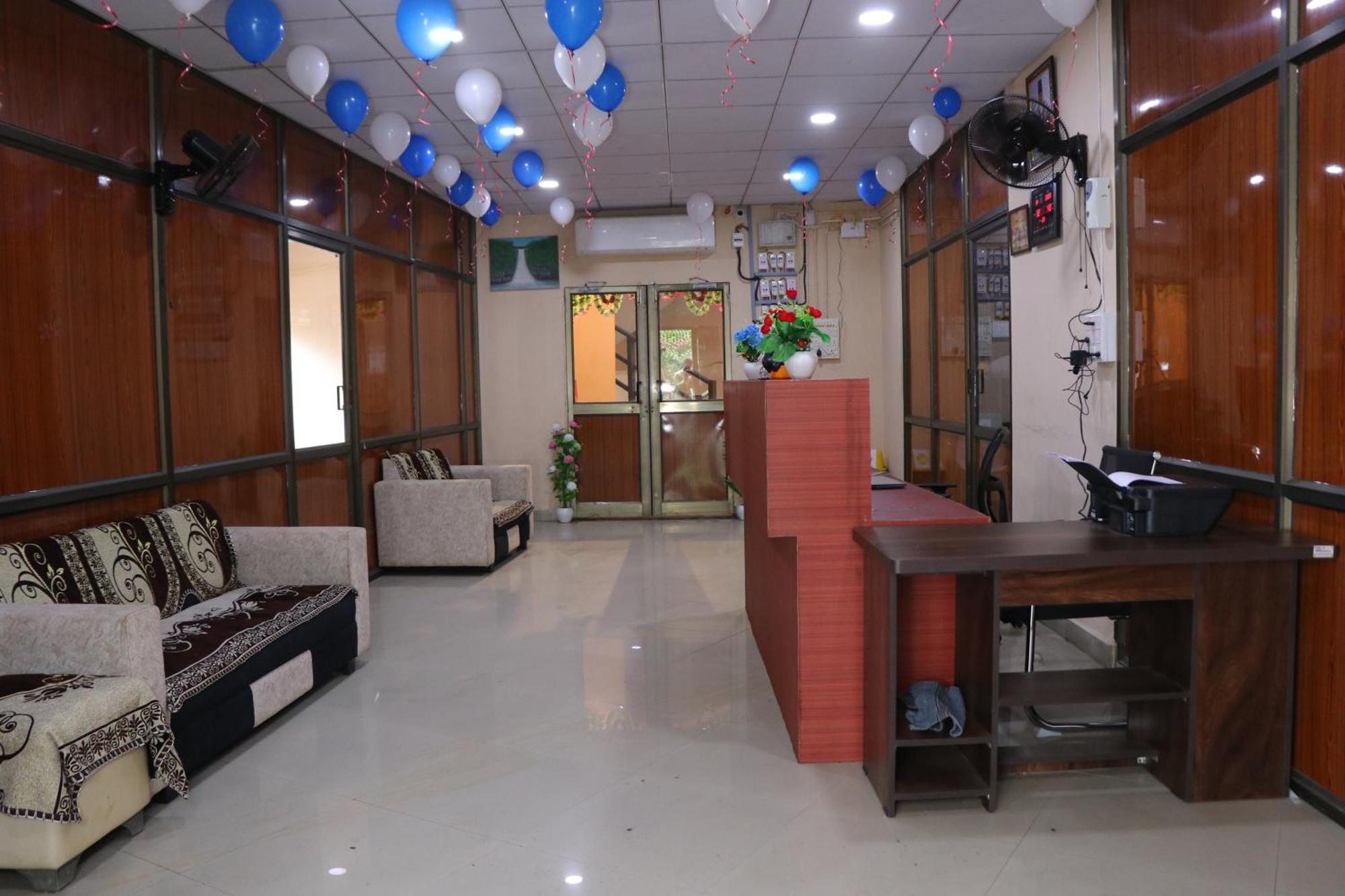 Hotel Diamond Ac Dormitory And Guest House Surat Exterior foto